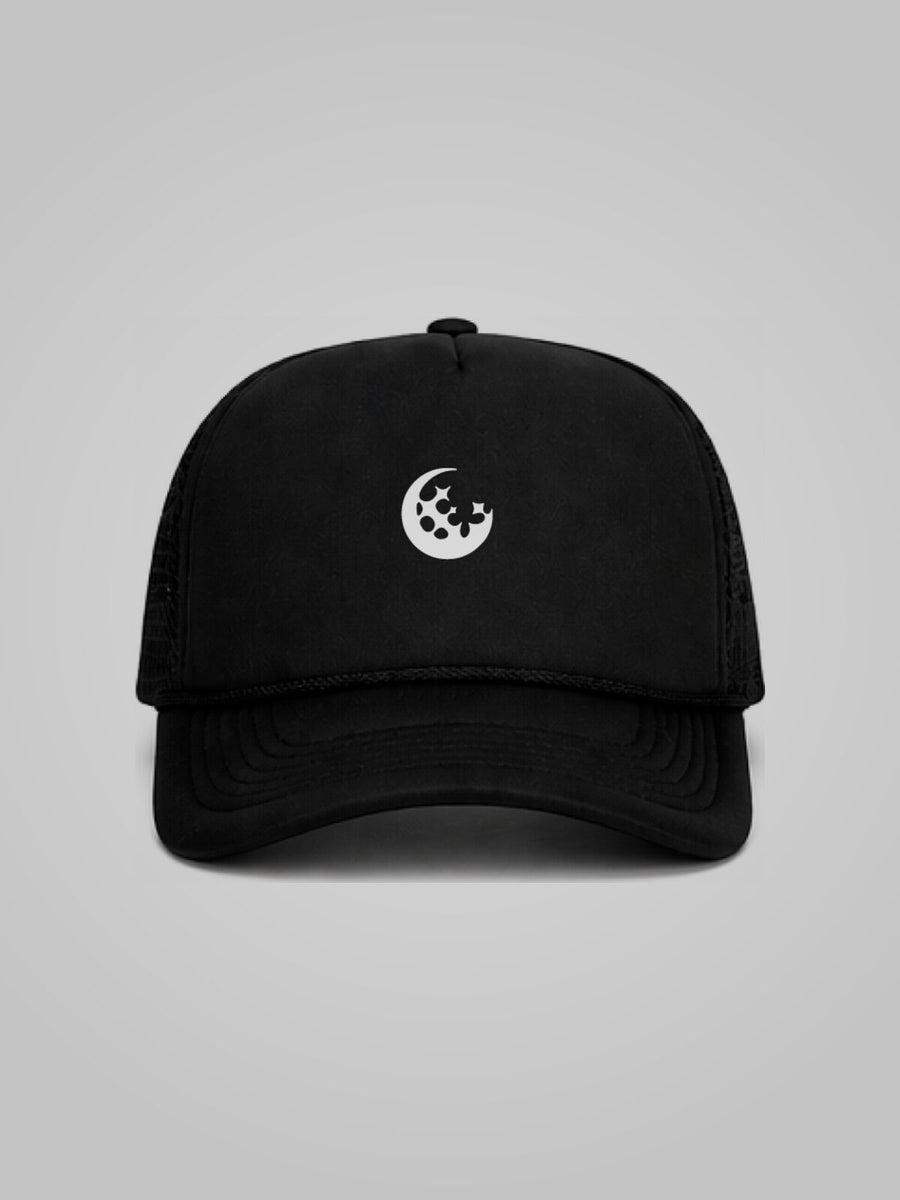 Gorra negra GARABATO con logo sobre fondo de estudio