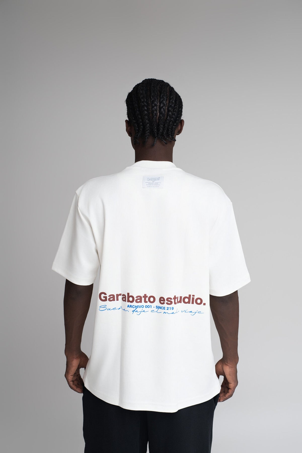 T-SHIRT WHITE BASIC GARABATO ESTUDIO – vista trasera