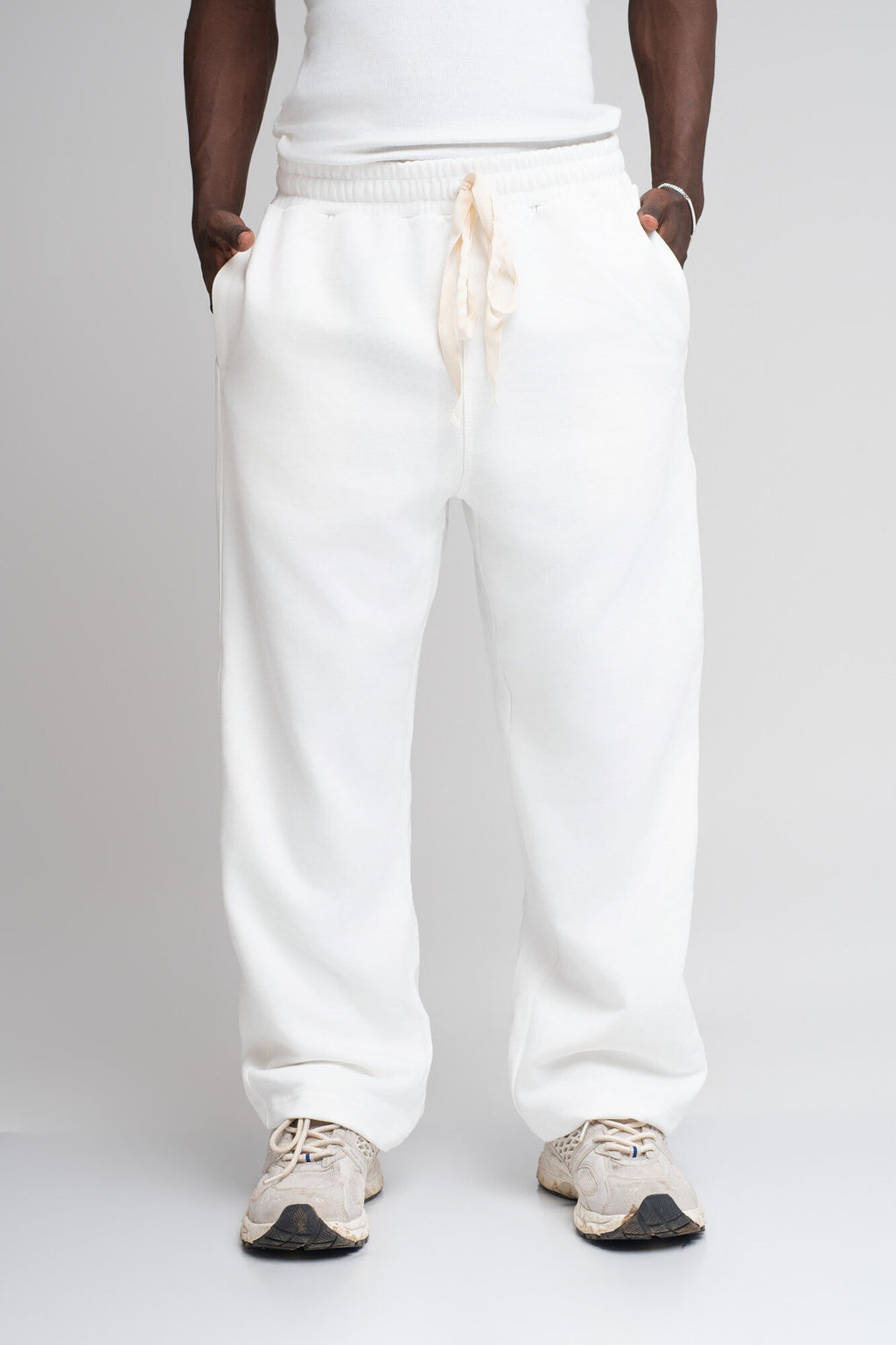 Sudadera Blanco 001 en modelo, vista frontal