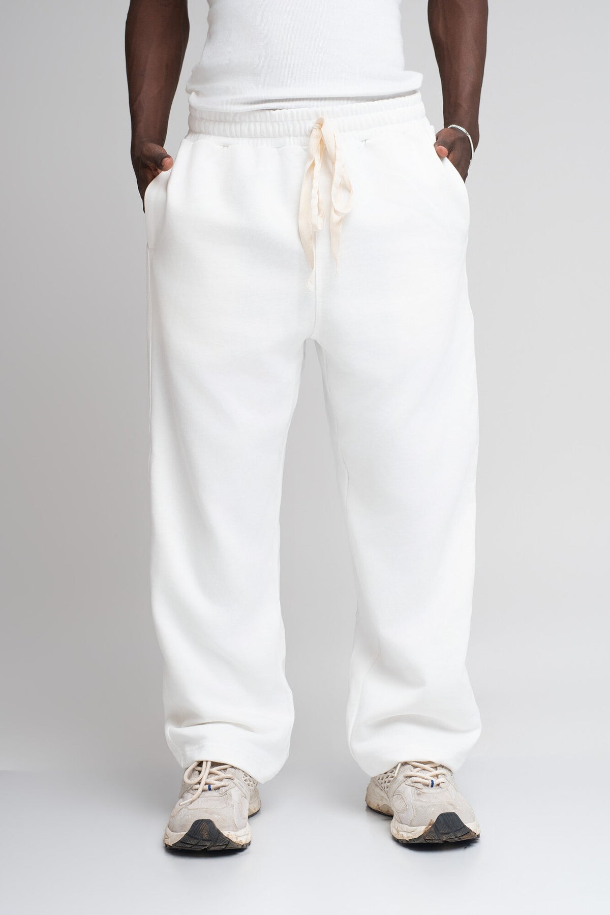 Sudadera Blanco 001 en modelo, vista frontal