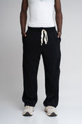 Sudadera Negro 001 en modelo, vista frontal