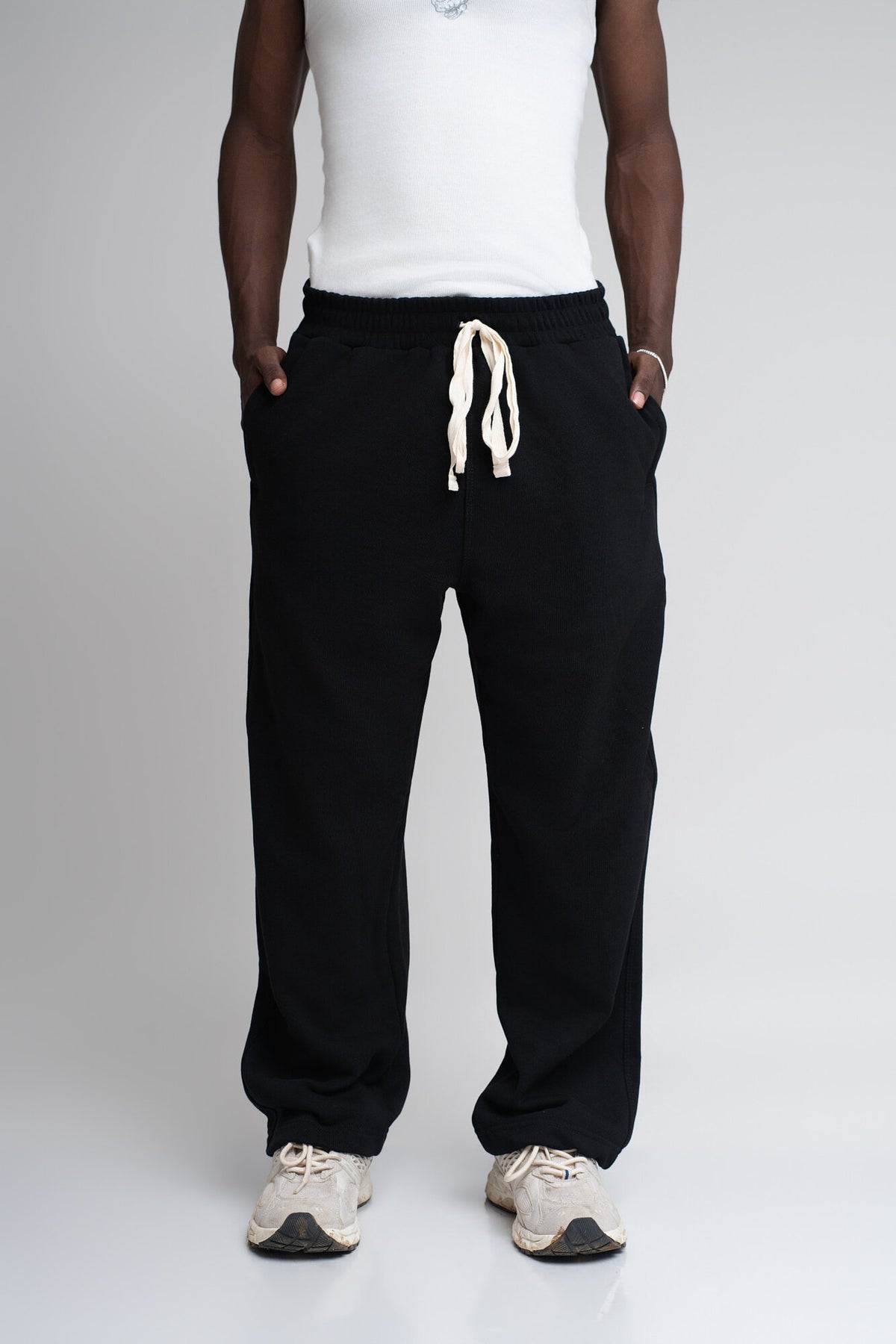 Sudadera Negro 001 en modelo, vista frontal