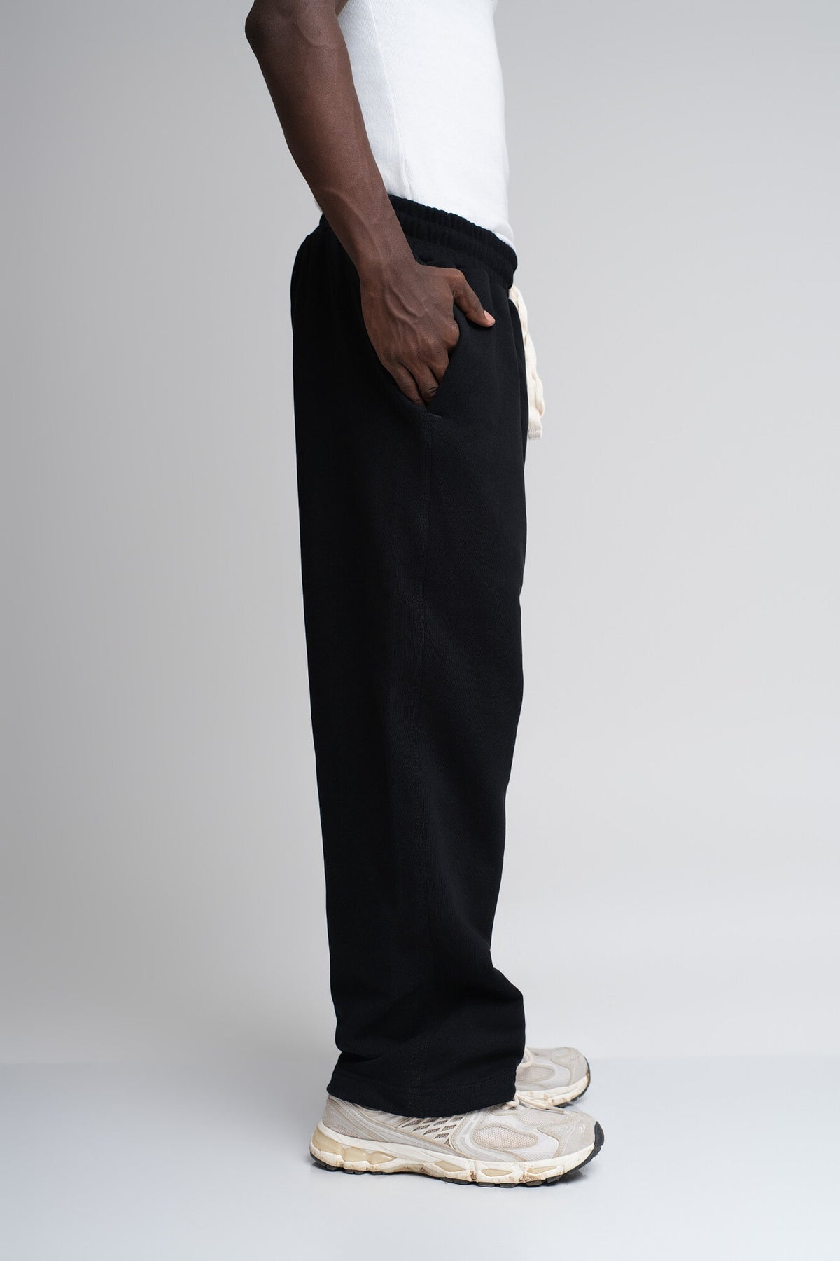 Sudadera Negro 001 en modelo, vista lateral