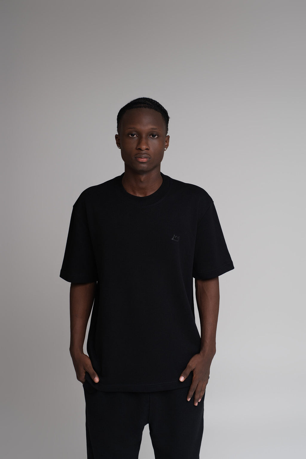 T-SHIRT BLACK BASIC 001 – vista frontal