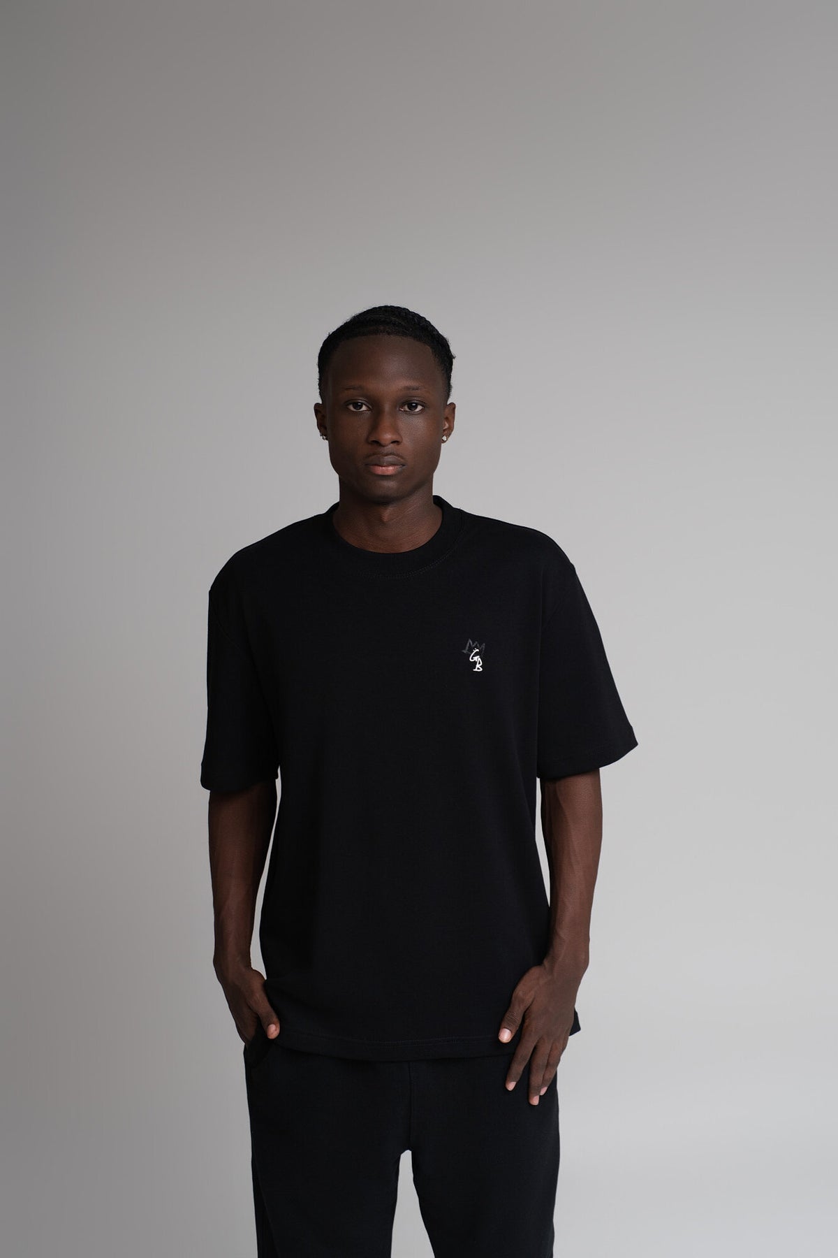 T-SHIRT BLACK BASIC GARABATO ESTUDIO – vista frontal