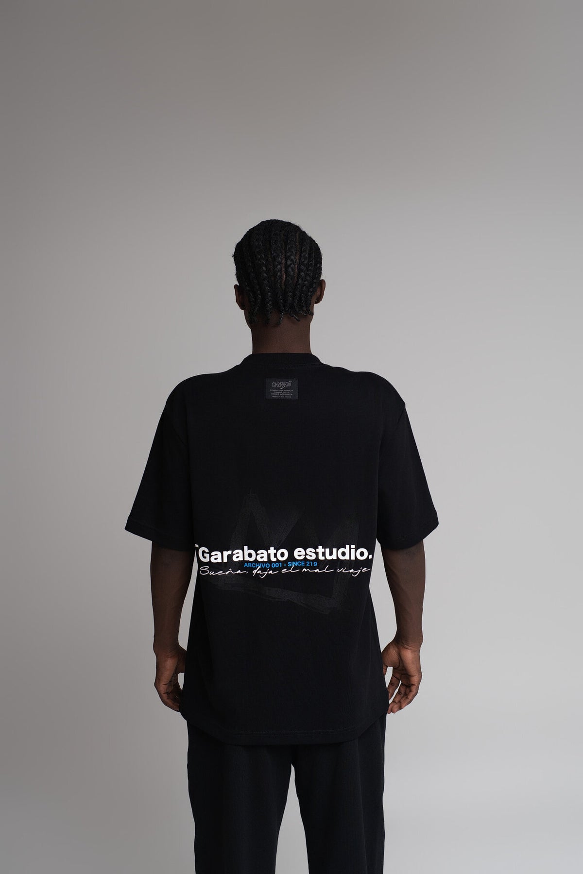 T-SHIRT BLACK BASIC GARABATO ESTUDIO – vista trasera